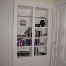witte boekenkast kamer en suite