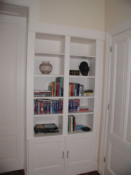 witte boekenkast kamer en suite