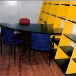 tefel met stoelen